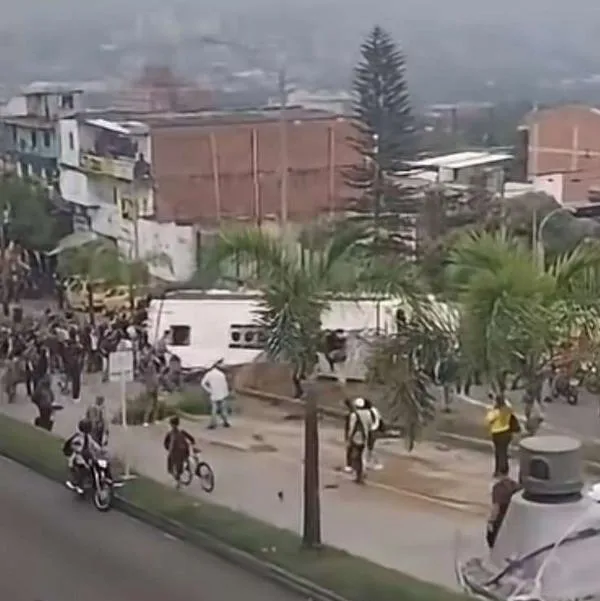 Accidente de bus que se volcó en Medellín y provocó 34 heridos: video de tensión