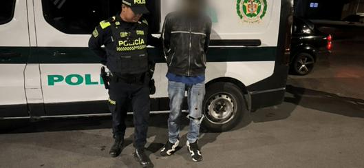 Hombre es capturado en TransMilenio de Bogotá tras ser sorprendido hurtando piezas de un bus en movimiento