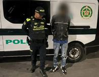 Con bisturí y pasajeros a bordo: hombre robaba piezas de un bus de TransMilenio en movimiento 