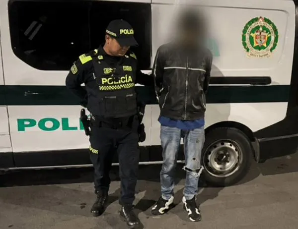 Con bisturí y pasajeros a bordo: hombre robaba piezas de un bus de TransMilenio en movimiento 
