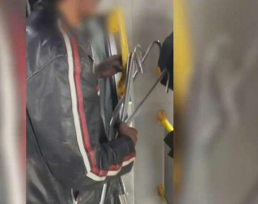 Hombre capturado en TransMilenio por intento de hurto de piezas de bus articulado en estación Bicentenario de Bogotá