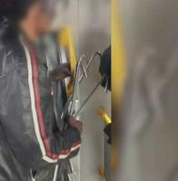 Capturan a hombre que desvalijaba un bus de Transmilenio en plena operación