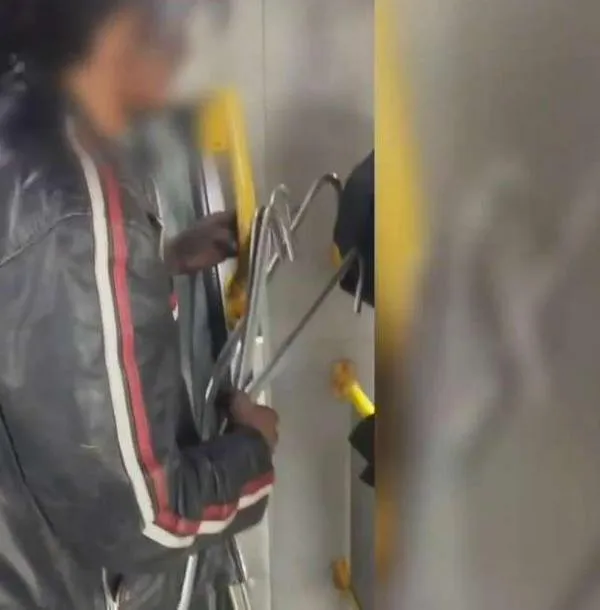 Capturan a hombre que desvalijaba un bus de Transmilenio en plena operación