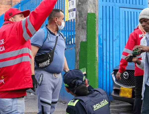 Ciudadanos con comparendos retribuyen a la ciudad con jornadas de limpieza en San Andresito San José 