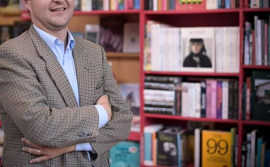 Santiago Espinosa explora el duelo y la paternidad en “Temblor”, su último poemario sobre memoria y transformación