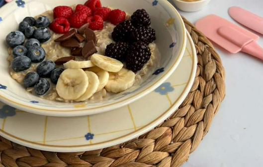 Porridge de avena con frutos rojos: origen escocés, receta fácil y sus beneficios para el desayuno