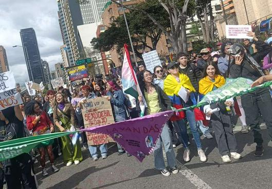 Colectivos LGBTIQ+ y de mujeres se movilizan frente al Museo y la Biblioteca Nacional por la inclusión en espacios culturales