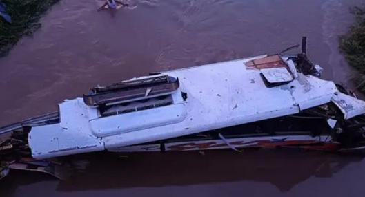 Agrupación del hijo de 'Poncho' Zuleta se accidentó: bus cayó sobre un río y hay dos muertos