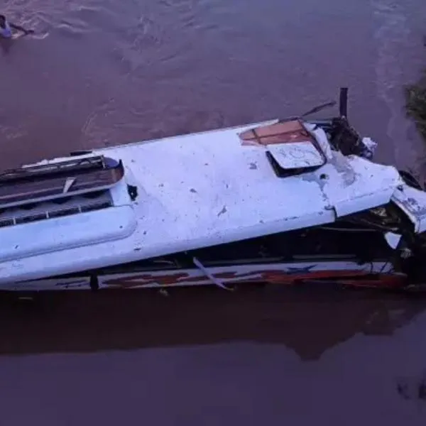 Un bus con la agrupación de Kbeto Zuleta cayó al río Ariguaní en la vía El Difícil-Bosconia. El trágico saldo preliminar es de dos muertos y 20 heridos.