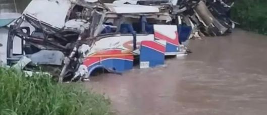 Accidente del bus de la agrupación de Kbeto Zuleta deja dos muertos y más de veinte heridos en Bosconia, Cesar