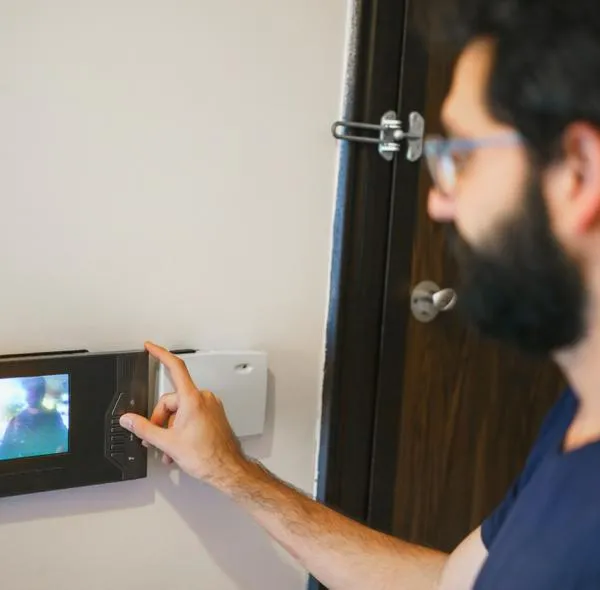 Cómo funciona un timbre inteligente para casa y qué revisar antes de comprarlo