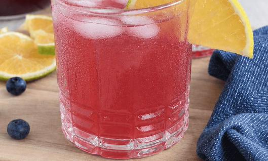 Cóctel sin alcohol de arándanos, romero y jengibre: receta fácil y saludable para celebraciones