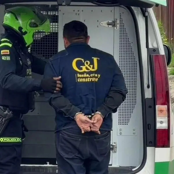 Lo sorprendieron botando madera en una calle de Bogotá: terminó capturado por contaminación