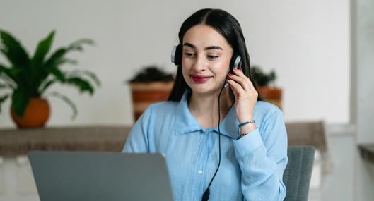 Trabajar en una oficina ruidosa tiene solución: tres audífonos con micrófono y descuentos