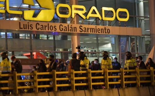 Controlador aéreo fallece en el aeropuerto El Dorado de Bogotá; autoridades investigan causas y posibles implicaciones en operaciones