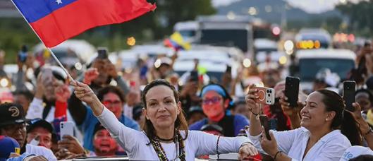 María Corina Machado regresa a Venezuela tras meses de intentos y con posible tránsito por Colombia, según ABC