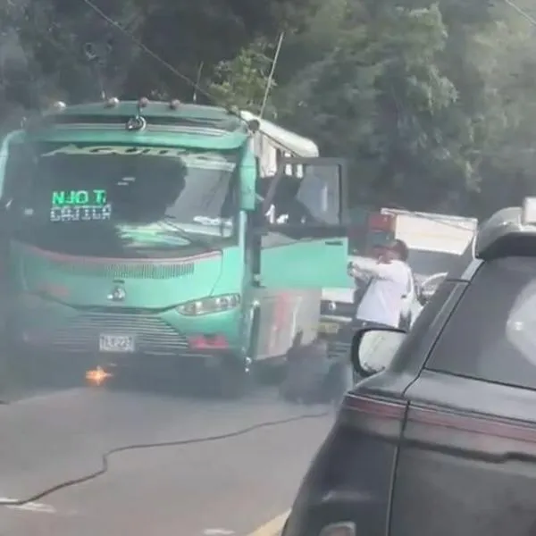 Así quedó el bus al que le cayeron unos cables en la vía Siberia-Tenjo; una persona falleció