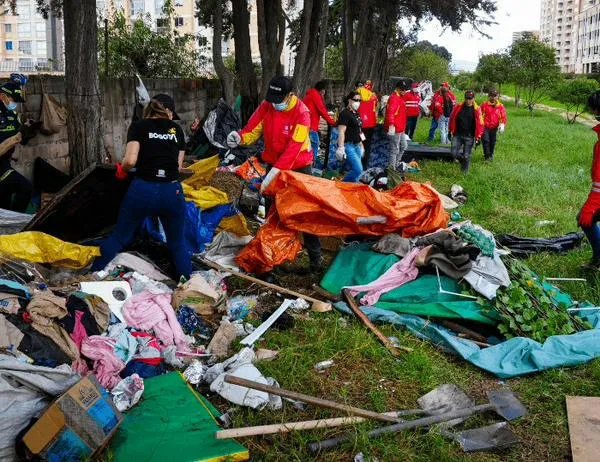 Tejas, cocinas improvisadas, tablas y colchones: así fue el desmonte de 22 cambuches en Fontibón 