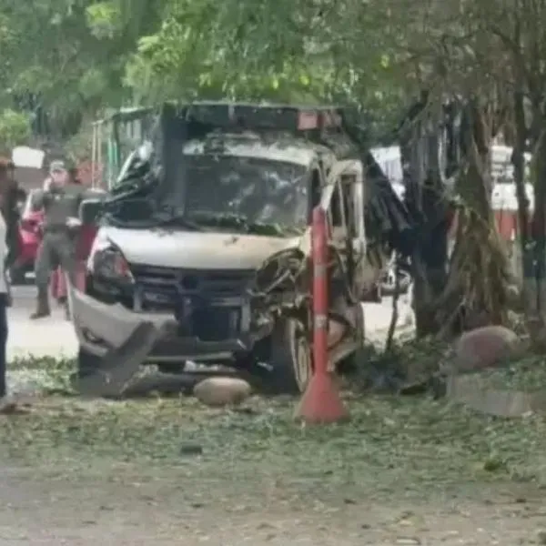 Un atentado con explosivos en inmediaciones del puente Francisco de Paula Santander en Cúcuta dejó cuatro policías heridos y casas dañadas.
