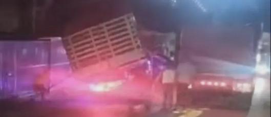 Autoridades evalúan retiro de una camioneta accidentada que amenaza una vivienda en Fresno, Tolima