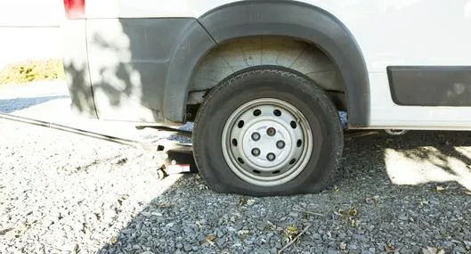 ¿Va a salir de viaje en carro? Este kit incluye herramientas para pinchazos y un compresor portátil