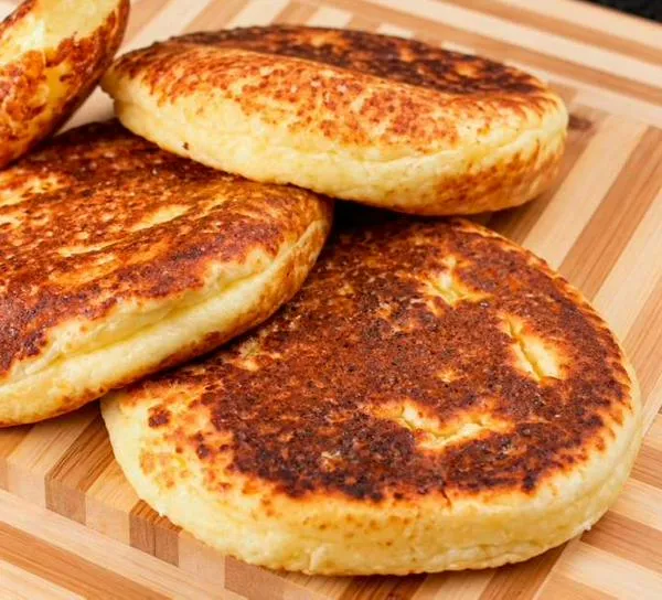 Cómo hacer arepitas de almojábana rellenas de queso
