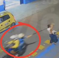 Atraco: mujer fue arrastrada por ladrones en moto y todo quedó en video