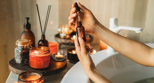 Quería que mi baño se sintiera como un spa y descubrí que una vela aromática puede cambiar el ambiente
