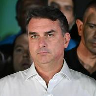 Flávio Bolsonaro huyó de Brasil rumbo a Estados Unidos tras su derrota electoral y la anulación de sus pasaportes por lavado de dinero.