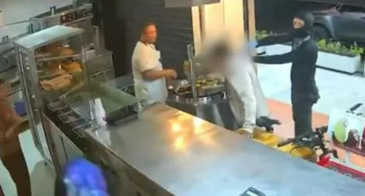 Aterrador secuestro quedó en video: encapuchados armados sacaron a joven de 19 de panadería de su papá
