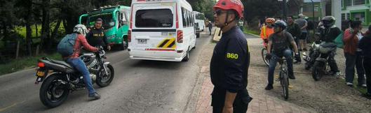 Fallece una mujer tras caída de cables de alta tensión sobre bus intermunicipal en la vía Siberia-Tenjo, Cundinamarca