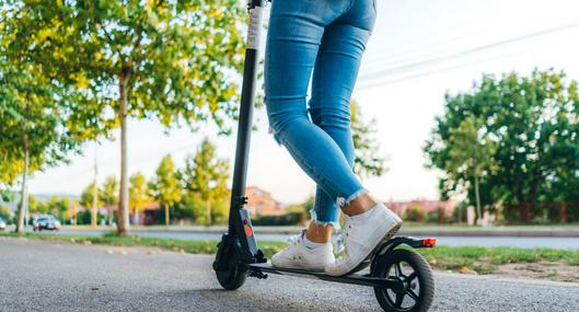 Patinetas eléctricas tendrán que cumplir requisito desde enero de 2027 que muchos no conocen