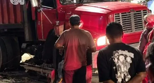 Menores transitaban en moto eléctrica y murieron en un accidente; las arrolló volqueta