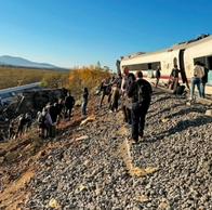 Sobrevivientes del trágico choque de trenes de alta velocidad en España narraron los desgarradores momentos posteriores a la colisión.