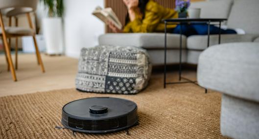 Si está cansado de barrer pelos debajo de la cama y el sofá, este robot aspirador se lo soluciona