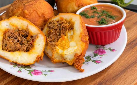 Carimañolas y papas rellenas: así se preparan los fritos colombianos tradicionales y su importancia regional