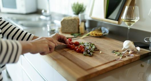Cómo quitar el mal olor de las tablas de picar de la cocina con una limpieza adecuada