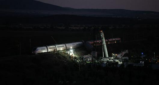 Un error de máquina y uno humano: hipótesis de qué habría causado choque de trenes en España