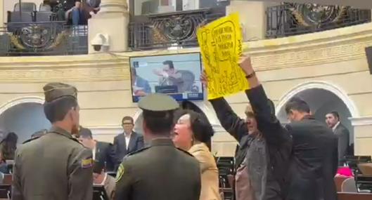 Matador llegó al Senado con cartel contra la primera dama y se armó agarrón