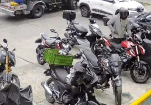Comerciante denunció el robo de su motocicleta: delincuente quedó grabado en cámaras