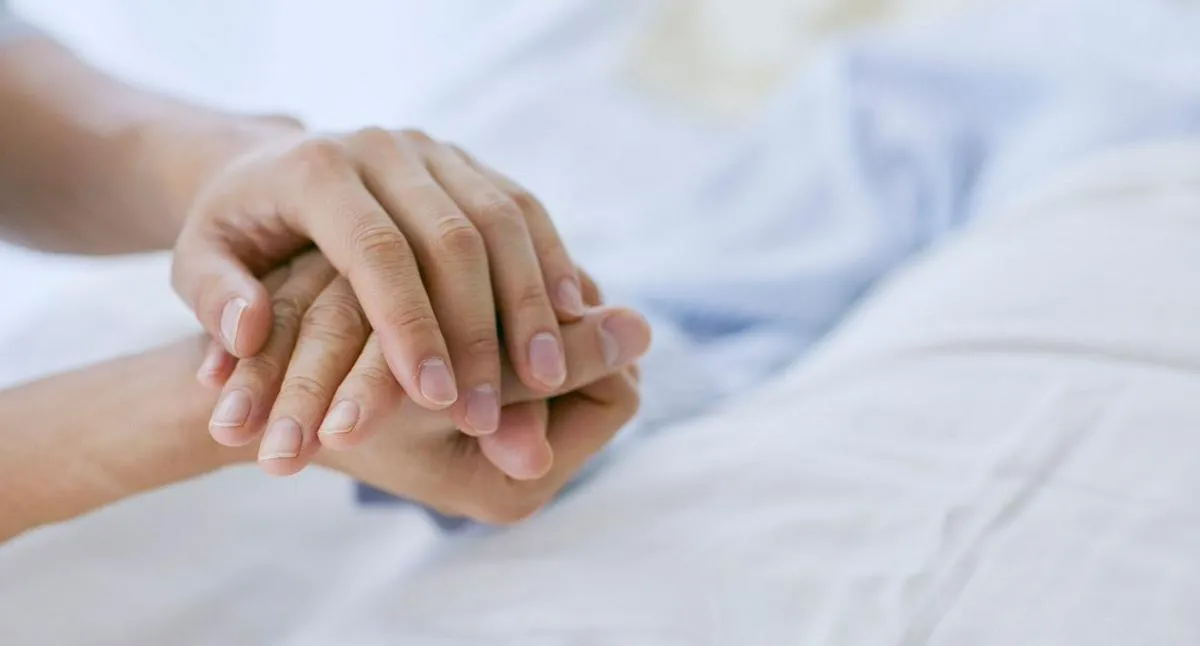 Entre la vida y la muerte permanece mujer atacada con químico por su pareja