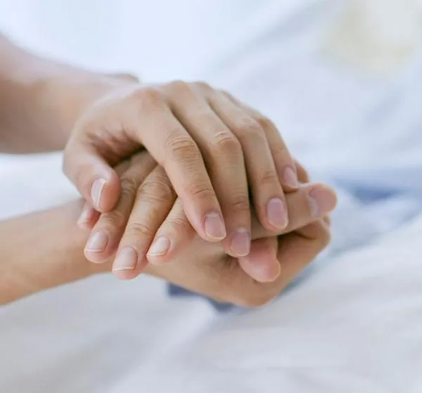 Entre la vida y la muerte permanece mujer atacada con químico por su pareja