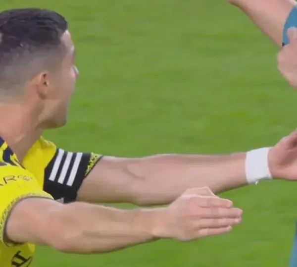 Pataleta de Cristiano Ronaldo por gol anulado; manoteó al árbitro, gritó y reclamó