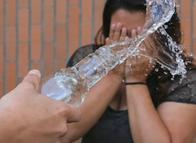 ¡Lucha por su vida! Mujer fue atacada brutalmente con ácido en Colombia
