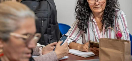 Alcaldía de Bogotá lanza programa Experta +50 con cursos gratuitos en tecnología e inglés para mayores de 50 años