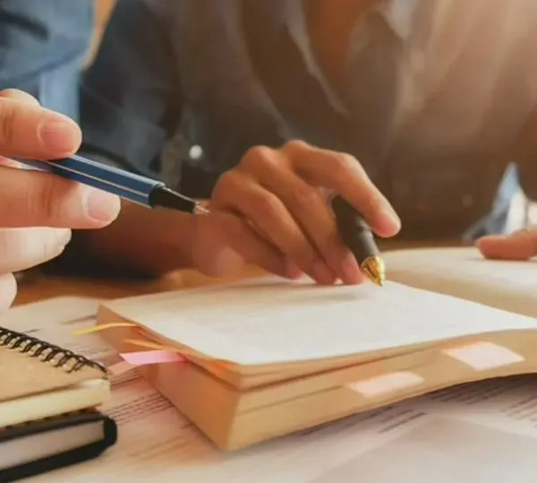 Abren cursos gratis de inglés, IA y más para mayores de 50 años en Bogotá: plazo cierra pronto