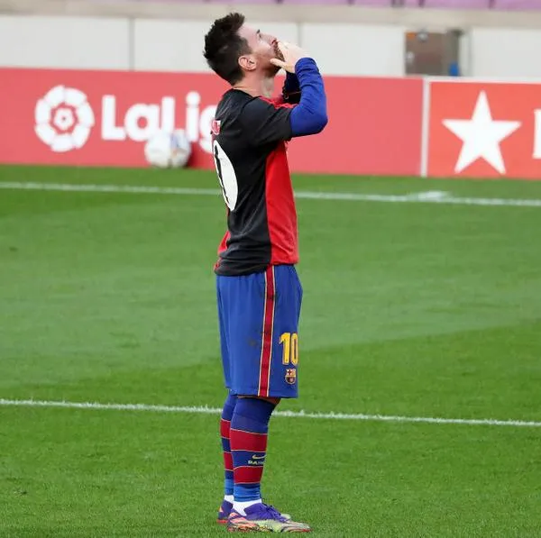 Lionel Messi celebrando con la camiseta de Maradona en Newell's cuando jugaba con el Barcelona, en 2020