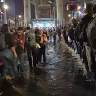 Así se inundó la estación Flores de Transmilenio por aguaceros en Bogotá