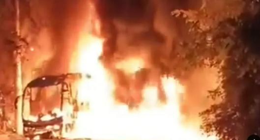 Grave accidente en la vía a Anapoima (Cundinamarca): bus se incendió tras choque contra moto