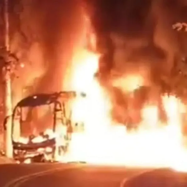 Un bus de pasajeros se incendió tras un fuerte accidente en la vía Anapoima - Apulo. Autoridades investigan si hubo piques ilegales involucrados.   